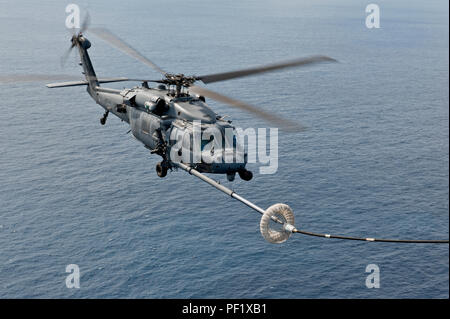 Un U.S. Air Force HH-60G Pave Hawk affecté à la 33e Escadron de sauvetage effectue le ravitaillement en vol pendant un exercice le 17 février 2016, au large de la côte d'Okinawa, Japon. La 33e rs effectue la récupération du personnel militaire, civil de recherche et de sauvetage, l'évacuation médicale, l'intervention en cas de catastrophe, et l'aide humanitaire. (U.S. Photo de l'Armée de l'air par la Haute Airman Peter Reft) Banque D'Images