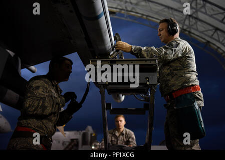 Les cadres supérieurs de l'US Air Force Airman Justin, le sergent Mattoni Devon Childress et Master Sgt. Davis Mills, un chargement d'armes attribuées à l'équipe de la 112e Escadron de chasse de l'expéditionnaire, effectuer une contre-charger 22 Février, 2016, au cours de l'effort à faire face au Nord 16 à Andersen Air Force Base, Guam. Exercices de formation tels que le CN16, permettre aux États-Unis, le Japon et l'Australie air forces pour développer les capacités de combat, l'amélioration de la supériorité aérienne, la guerre électronique, de l'interdiction aérienne, le transport aérien tactique et aerial refueling. (U.S. Photo de la Garde nationale aérienne par le sergent. Shane Hughes/libérés) Banque D'Images