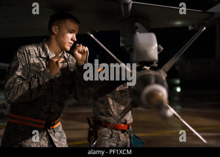 Le sergent de l'US Air Force. Devon Childress, un technicien charge d'armes affecté à la 112e Escadron de chasse de l'expéditionnaire, effectue une contre-charger 22 Février, 2016, au cours de l'effort à faire face au Nord 16 à Andersen Air Force Base, Guam. Exercices de formation tels que le CN16, permettre aux États-Unis, le Japon et l'Australie air forces pour développer les capacités de combat, l'amélioration de la supériorité aérienne, la guerre électronique, de l'interdiction aérienne, le transport aérien tactique et aerial refueling. (U.S. Photo de la Garde nationale aérienne par le sergent. Shane Hughes/libérés) Banque D'Images