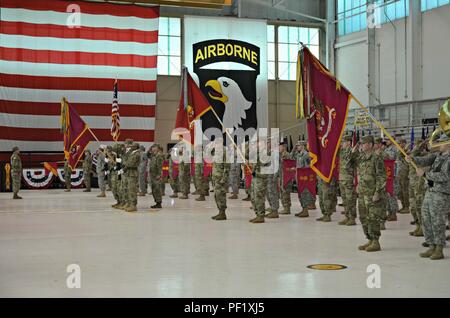 Le colonel Mark Faria a accepté le commandement de la 52d Explosive Ordnance Disposal Group depuis le Colonel Helmut Käutner Marty lors de la cérémonie de passation de commandement à Fort Campbell, Kentucky, le 18 février. Banque D'Images