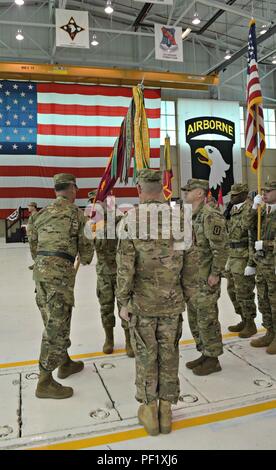 Le colonel Mark Faria a accepté le commandement de la 52d Explosive Ordnance Disposal Group depuis le Colonel Helmut Käutner Marty lors de la cérémonie de passation de commandement à Fort Campbell, Kentucky, le 18 février. Le 52e sera déployé dans les prochaines semaines, et Faria axe principalement ses efforts sur la réussite de cette mission. Banque D'Images