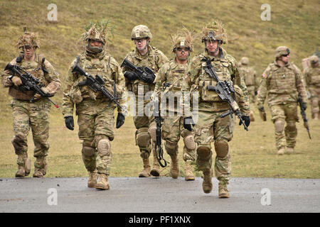 Troopers attribué à Palehorse Troop, 4e Escadron, 2e régiment de cavalerie, retour de leur itération de l'exercice de tir réel à la zone d'entraînement Grafenwoehr, situé près de la Caserne de Rose, de l'Allemagne, le 24 février 2016. L'appareil utilisé cet exercice de mise à jour et la formation de leurs soldats en combat au sol tactique techniques tout en également des gammes de tir réel sur leur FGM-148 Javelin des missiles et leur système de canon mobile Stryker. (U.S. Photo de l'armée par le Sgt. William A. Tanner) Banque D'Images