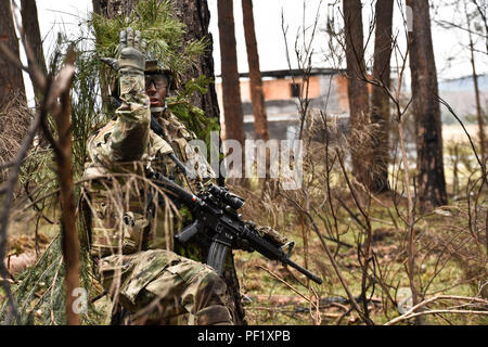 Le Sgt. Daniel Mukavetz, une cavalerie du scoutisme affecté à Palehorse Troop, 4e Escadron, 2e régiment de cavalerie, signaux pour son équipe d'aller jusqu'au cours de l'unité de son exercice de tir réel à la zone d'entraînement Grafenwoehr, situé près de la Caserne de Rose, de l'Allemagne, le 24 février 2016. L'appareil utilisé cet exercice de mise à jour et la formation de leurs soldats en combat au sol tactique techniques tout en également des gammes de tir réel sur leur FGM-148 Javelin des missiles et leur système de canon mobile Stryker. (U.S. Photo de l'armée par le Sgt. William A. Tanner) Banque D'Images