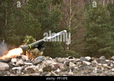 Un soldat affecté à Palehorse Troop, 4e Escadron, 2e régiment de cavalerie, une FGM-148 Javelin missile pendant l'unité de son exercice de tir réel à la zone d'entraînement Grafenwoehr, situé près de la Caserne de Rose, de l'Allemagne, le 24 février 2016. L'appareil utilisé cet exercice de mise à jour et la formation de leurs soldats en combat au sol tactique techniques tout en également des gammes de tir réel sur leur système de canon mobile Stryker. (U.S. Photo de l'armée par le Sgt. William A. Tanner) Banque D'Images