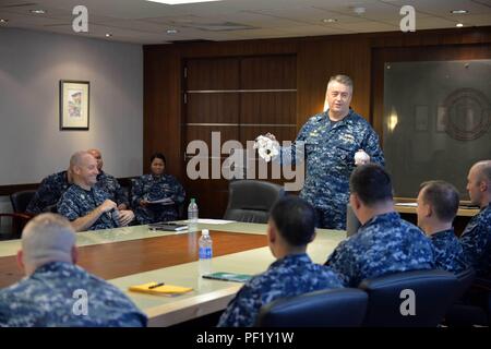 Singapour (fév. 24, 2016) - Le Capitaine Scott Murdock, commandant de la marine, Centre de la région de Singapour (NRCS), traite de l'importance de l'épargne pour l'avenir avec les marins affectés au CNR, le 24 février 2016. Les conseils de Murdock aux marins a été "en un premier petit et voir grand." Cette année, l'ensemble de la flotte militaire, est observée avec la semaine enregistre l'objectif de la campagne de cette année d'accroître la sensibilisation à la nécessité de constituer un patrimoine, réduire la dette et à démontrer des méthodes conviviales pour les personnes à s'engager à enregistrer. Banque D'Images