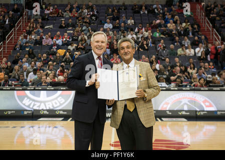 160223-N-LV331-001 WASHINGTON (fév. 23, 2016) Secrétaire de la Marine (SECNAV) Ray Mabus, gauche, présente la Médaille du service public distingué à Ted Leonsis, PDG de la Monumentale Sports & Entertainment et fondateur de la Fondation Leonsis. Claude a présenté le prix au cours de la NBA match entre les Washington Wizards et les New Orleans Pelicans pour Leonsis' de la philanthropie et de l'appui de la Navy et du Marine Corps. (U.S. Photo par marine Spécialiste de la communication de masse 2e classe Armando Gonzales/libérés) Banque D'Images