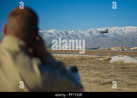 Scott Stopak, biologiste de la faune du département de Services Agriculture-Wildlife, regarde un F-16 Fighting Falcon prend son envol sur une sortie à l'air de Bagram, en Afghanistan, le 24 février 2016. Stopak est avec le 455 e Escadre expéditionnaire de la Bureau de sécurité et travaille jour et nuit pour s'assurer que les animaux de différents types n'entravent pas les opérations de vol à l'aérodrome. (U.S. Air Force photo : Capt Bryan Bouchard) Banque D'Images