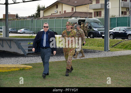 De gauche, James C. Matheson, chef de l'armée américaine, la Division de l'appui de la formation régionale du sud (RTSD), l'armée italienne Brig. Le général Michele Risi, la Force terrestre multinationale "Julia", Commandant de la Brigade Alpine de la tour sud, RTSD Caserma Ederle, Vicenza, Italie, 24 février 2016. Visite de l'armée italienne de l'ARMÉE AMÉRICAINE RTSD Sud, afin de renforcer les relations bilatérales et d'accroître les niveaux de coopération et la capacité du personnel participant à des opérations conjointes. (Photo de spécialiste de l'information visuel Paolo Bovo/libérés) Banque D'Images