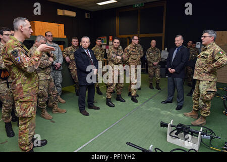 Le brigadier de l'armée italienne. Le général Michele Risi, la Force terrestre multinationale "Julia" du commandant de la Brigade Alpine (à gauche), parle d'Ivano Trevisanutto, Chef, Centre d'appui à la formation de l'armée américaine en Italie (au centre), James C. Matheson, chef de l'armée américaine, la Division de l'appui régional de formation au sud (à droite), et de l'armée italienne Julia Alpini major de la brigade, la tour Sud RTSD dans Caserma Ederle, Vicenza, Italie, 24 février 2016. Visite de l'armée italienne de l'ARMÉE AMÉRICAINE RTSD Sud, afin de renforcer les relations bilatérales et d'accroître les niveaux de coopération et la capacité du personnel participant à des opérations conjointes. (Photo par Visual Info Banque D'Images