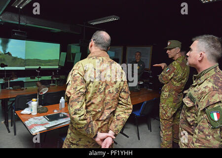 James C. Matheson, chef de l'armée américaine, la Division de l'appui régional de formation, affiche l'appel Pour Fire Trainer (CFFT) à l'armée italienne Brig. Le général Michele Risi, la Force terrestre multinationale "Julia" du commandant de la Brigade alpine et son état-major de la brigade, au cours de l'excursion à RTSD South de Caserma Ederle, Vicenza, Italie, 24 février 2016. Visite de l'armée italienne de l'ARMÉE AMÉRICAINE RTSD Sud, afin de renforcer les relations bilatérales et d'accroître les niveaux de coopération et la capacité du personnel participant à des opérations conjointes. (Photo de spécialiste de l'information visuel Paolo Bovo/libérés) Banque D'Images