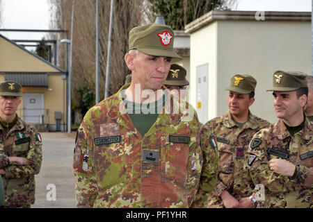 Le brigadier de l'armée italienne. Le général Michele Risi, la Force terrestre multinationale "Julia", la visite de la Brigade Alpine RTSD South de Caserma Ederle, Vicenza, Italie, 24 février 2016. Visite de l'armée italienne de l'ARMÉE AMÉRICAINE RTSD Sud, afin de renforcer les relations bilatérales et d'accroître les niveaux de coopération et la capacité du personnel participant à des opérations conjointes. (Photo de spécialiste de l'information visuel Paolo Bovo/libérés) Banque D'Images