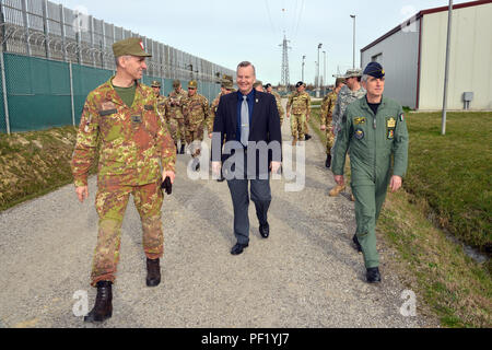 De gauche, de l'armée italienne Brig. Le général Michele Risi, la Force terrestre multinationale "Julia" du commandant de la Brigade Alpine, James C. Matheson, chef de l'armée américaine, la Division de l'appui régional de formation, le colonel Marco Francesconi, armée de l'air italienne, officier de liaison de la Brigade "Julia", la tour Sud RTSD dans Caserma Ederle, Vicenza, Italie, 24 février 2016. . Visite de l'armée italienne de l'ARMÉE AMÉRICAINE RTSD Sud, afin de renforcer les relations bilatérales et d'accroître les niveaux de coopération et la capacité du personnel participant à des opérations conjointes. (Photo de spécialiste de l'information visuel Paolo Bovo/libérés) Banque D'Images