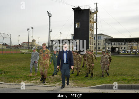 James C. Matheson, chef de l'armée américaine, la Division de l'appui régional de formation au sud (à droite), le brigadier de l'armée italienne. Le général Michele Risi, la Force terrestre multinationale "Julia" du commandant de la Brigade Alpine (à gauche), et son état-major de la brigade de la tour Sud en RTSD Caserma Ederle, Vicenza, Italie, 24 février 2016. Visite de l'armée italienne de l'ARMÉE AMÉRICAINE RTSD Sud, afin de renforcer les relations bilatérales et d'accroître les niveaux de coopération et la capacité du personnel participant à des opérations conjointes. (Photo de spécialiste de l'information visuel Paolo Bovo/libérés) Banque D'Images