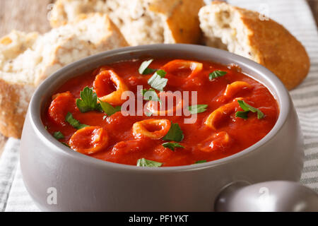 Compotée de calmars en sauce tomate épicée close-up dans un bol. La cuisine méditerranéenne. Banque D'Images