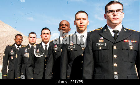 (De gauche) Le Sgt. Moyo, mémoire Sgt. Robert Balcombe, Sgt. Duyer Primera, SPC. Darrell Spence, SPC. Emilio Saenz et SPC. Blake Miller, concurrents pour William Beaumont Army Medical Center's Noncommisioned Direction de l'année et le soldat de l'année, tenez-vous dans leur classe "A" uniforme de l'armée avant d'entrer dans une communication orale dans le cadre d'WBAMC/ SOUS-OFFICIER le soldat de l'année Concurrence, lors d'WBAMC 17 février. Au cours de la compétition d'une semaine, les soldats ont été classés dans différents événements, y compris l'armée ; Test d'aptitude physique, composition écrite, orale, examen des connaissances militaires, 6-mile marche avec sac à dos, un myst Banque D'Images