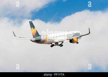 Tenerife, Espagne - Thomas Cook Condor avion décollant de l'aéroport de Tenerife Sud. Banque D'Images