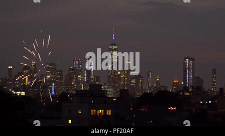 NEW YORK CITY - 4 JUIL : Date de l'indépendance d'artifice au-dessus de l'horizon de Manhattan Banque D'Images