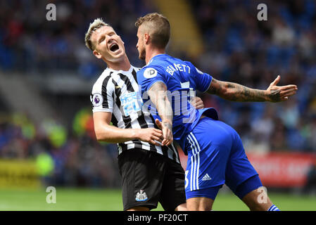 La ville de Cardiff Joe Bennett (à droite) et du Newcastle United Matt Ritchie bataille pour la balle au cours de la Premier League match à la Cardiff City Stadium. Banque D'Images