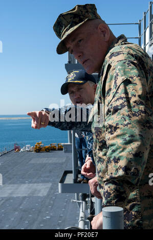 160224-N-FO981-150 SAN DIEGO (fév. 24, 2016) - Le Capitaine Michael W. Baze, commandant de l'assaut amphibie USS America (LHA 6), décrit les modifications apportées à l'envol du navire U.S. Marine Corps à Brigue. Le général David Coffman, commandant général adjoint, je Marine Expeditionary Force, avant une tournée d'expédition prévue. L'Amérique est actuellement l'objet d'un post-shakedown disponibilité (PSA) dans lequel l'équipage du navire et les entrepreneurs affectés apporter des améliorations à la conception du navire. (U.S. Photo par marine Spécialiste de la communication de masse Seaman Jacob Holloway/libérés) Banque D'Images