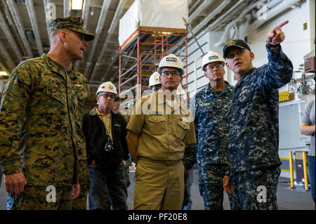 160224-N-FO981-108 SAN DIEGO (fév. 24, 2016) - Le Capitaine Michael W. Baze, commandant de l'assaut amphibie USS America (LHA 6), décrit la modification faite à l'hangar de navires au cours d'une tournée avec le U.S. Marine Corps Brig. Le général David Coffman, commandant général adjoint, je Marine Expeditionary Force ; U.S Marine Corps Brig. Le général Bradford Gering, commandant adjoint du Commandement des forces du Corps des Marines des États-Unis ; et arrière Adm. Bryant Fuller, commandant adjoint, la conception des navires, l'intégration et l'ingénierie navale Naval Sea Systems Command. L'Amérique est actuellement l'objet d'un post-shakedown disponi Banque D'Images