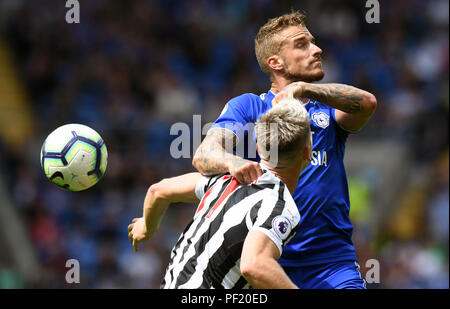 La ville de Cardiff Joe Bennett (à droite) et du Newcastle United Matt Ritchie bataille pour la balle au cours de la Premier League match à la Cardiff City Stadium. Banque D'Images