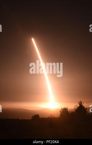 Un missile balistique intercontinental Minuteman III lance au cours d'un essai de fonctionnement à 11 h 01 ici, le 25 février 2016. Le colonel J. Christopher Moss, 30e Escadre, l'espace a été le lancement de l'autorité de décision (U.S. Photo de l'Armée de l'air par le sergent. Jim Araos/relâché). Banque D'Images