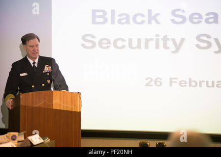 160226-N-OX801-078 La base navale américaine de Naples, Italie (fév. 26, 2016) Commander, U.S. Naval Forces Sma Europe-afrique. Mark Ferguson, parle à la sécurité maritime de la Mer Noire au 6ème Symposium de l'administration centrale de la flotte des États-Unis, 26 février 2016. Les hauts dirigeants de la forces maritimes dans la région de la mer Noire se sont réunis à Naples, en Italie, pour le premier Colloque sur la sécurité maritime de la mer Noire hébergé par Commander, U.S. Naval Forces Europe 25-26 février, 2016. L'objectif du symposium est de renforcer la coopération régionale par la mise en commun des connaissances et l'élaboration de recommandations pour résoudre les problèmes de sécurité maritime mutuel. (U.S Banque D'Images