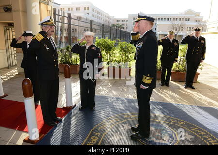 160226-N-OX801-023 La base navale américaine de Naples, Italie (fév. 26, 2016), commandant de la sixième flotte américaine, Vice-Adm. James Foggo, III, droite, se félicite de chef d'état-major des Forces navales roumaines, arrière Adm. Alexandru Mirsu, à l'administration centrale de la flotte des États-Unis 6e, 26 février 2016. Les hauts dirigeants de la forces maritimes dans la région de la mer Noire se sont réunis à Naples, en Italie, pour le premier Colloque sur la sécurité maritime de la mer Noire hébergé par Commander, U.S. Naval Forces Europe, 25-26 février, 2016. L'objectif du symposium est de renforcer la coopération régionale par la mise en commun des connaissances et de développer des recommandations pour aborder maritime mutuel se Banque D'Images