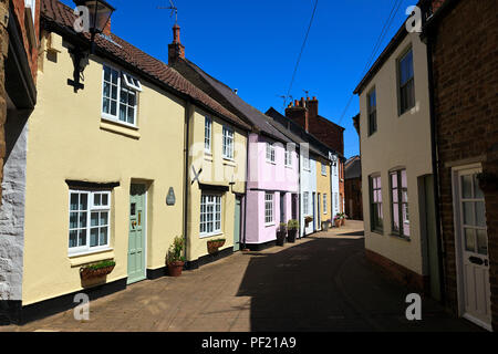 Ligne colorée de cottages en période Deans Street, Oakham, Rutland, UK Banque D'Images