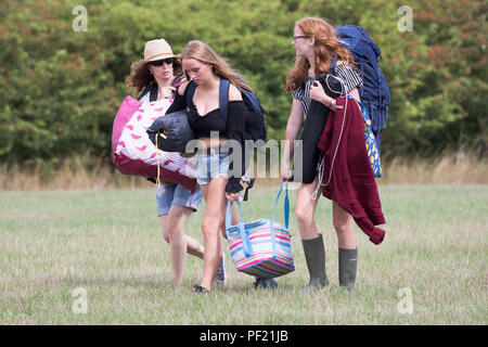 Les fans de musique arrivant à Hylands Park à Chelmsford, Essex de l'Ordu Music Festival.L'événement de deux jours a remplacé le V Festival et cette année est la vedette par Liam Gallagher et Stereophonics. Le lancement de cette année, la programmation du Festival RiZE vous permettra de festivaliers passer d'indie pop et classique et de la danse urbaine à l'emballage, son premier week-end plein d'énergie et d'excitation au légendaire site d'Essex. A également confirmé à jouer dans tout le week-end sont James Bay, Manic Street Preachers, vers les vagues, Bastille, Craig David, Années et années et beaucoup d'autres. Banque D'Images