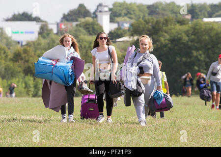 Les fans de musique arrivant à Hylands Park à Chelmsford, Essex de l'Ordu Music Festival.L'événement de deux jours a remplacé le V Festival et cette année est la vedette par Liam Gallagher et Stereophonics. Le lancement de cette année, la programmation du Festival RiZE vous permettra de festivaliers passer d'indie pop et classique et de la danse urbaine à l'emballage, son premier week-end plein d'énergie et d'excitation au légendaire site d'Essex. A également confirmé à jouer dans tout le week-end sont James Bay, Manic Street Preachers, vers les vagues, Bastille, Craig David, Années et années et beaucoup d'autres. Banque D'Images