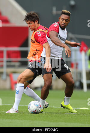 La Britt Assombalonga Middlesbrough (droite) et George ami réchauffer avant le coup d'envoi au cours de la Sky Bet Championship match à Ashton Gate, Bristol. Banque D'Images