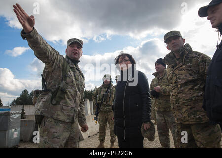 Ministre géorgien de la Défense Mme Tina Khidasheli visites avec soldats géorgiens lors d'une visite guidée de la multinationale interarmées (Centre de préparation JMRC) au cours d'un exercice de répétition de mission (MRE) à JMRC en Hohenfels, Allemagne, le 24 février 2016. Le 52e Bataillon d'infanterie légère géorgienne se prépare pour un prochain déploiement de combat en Afghanistan par la réalisation d'un MRE soutenu par le Corps des marines américains du groupe de coopération en matière de sécurité en Allemagne, Hohenfels, 7 février - 3 mars 2016. Le Programme de déploiement de la Géorgie - Mission d'appui ferme, autrefois connu sous le nom de PIB et de la FIAS, est un programme de coopération entre les États-Unis Mar Banque D'Images