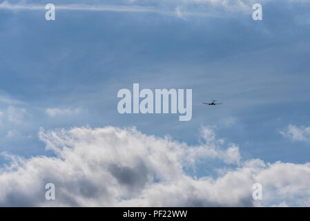 Météo à voler dans un avion léger. Petit avion aviation générale ga vers les nuages. Des conditions météorologiques de vol à vue. Vol privé Banque D'Images