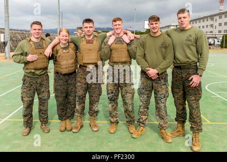 Marines avec le bureau du grand prévôt de l'unité K-9 posent pour une photo après avoir remporté le concours de Chosin congelé au Marine Corps Air Station Iwakuni, Japon, le 25 février 2016. Des équipes constituées de six membres a réalisé une série d'événements, y compris un tirez vers le haut et s'asseoir, un concours 5K d'approvisionnement, un 600 mètres de natation, 250 mètres puis construire et présenter l'éducation militaire professionnelle. Le gagnant de l'événement devra soit prendre un voyage à Iwo Jima ou la zone démilitarisée, une bande de terre en travers de la péninsule coréenne, qui sert de zone tampon entre la Corée du Nord et du Sud. Crossing Banque D'Images