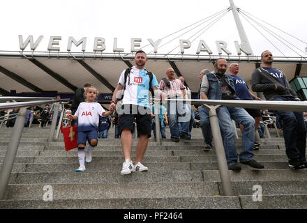 Les fans de Tottenham Hotspur arrivent au sol avant le match de la Premier League au stade Wembley, Londres. APPUYEZ SUR ASSOCIATION photo. Date de la photo: Samedi 18 août 2018. Voir PA Story FOOTBALL Tottenham. Le crédit photo devrait se lire comme suit : Nick Potts/PA Wire. RESTRICTIONS : aucune utilisation avec des fichiers audio, vidéo, données, listes de présentoirs, logos de clubs/ligue ou services « en direct » non autorisés. Utilisation en ligne limitée à 120 images, pas d'émulation vidéo. Aucune utilisation dans les Paris, les jeux ou les publications de club/ligue/joueur unique. Banque D'Images