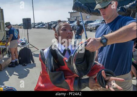 160226-N-HD PORT HUENEME670-180, Californie (fév. 26, 2015) - chef mécanicien de construction Elisia Correa, attribué à Naval Facilities Engineering Command, d'ingénierie et Centre de guerre expéditionnaire, enfile une combinaison sèche pour sa dernière plongée officielle comme un plongeur Seabee et de demander la permission d'aller à terre pour la dernière fois au cours de sa retraite. Correa a pris sa retraite après 23 années de service comme un plongeur et Seabee Seabee. (U.S. Photo par Marine 3e classe Utilitiesman Stephen Sisler/libérés) Banque D'Images