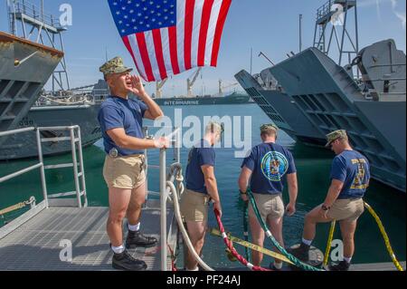 160226-N-HD PORT HUENEME670-243, Californie (fév. 26, 2015) - Chef Constructionman Sang Park, attribué à Naval Facilities Engineering Command, d'ingénierie et Centre de guerre expéditionnaire, crie des commandes pour être donnée à divers sous eau pendant une cérémonie de retraite pour le chef mécanicien de construction Elisia Correa. Correa a pris sa retraite après 23 années de service comme un plongeur et Seabee Seabee. (U.S. Photo par Marine 3e classe Utilitiesman Stephen Sisler/libérés) Banque D'Images