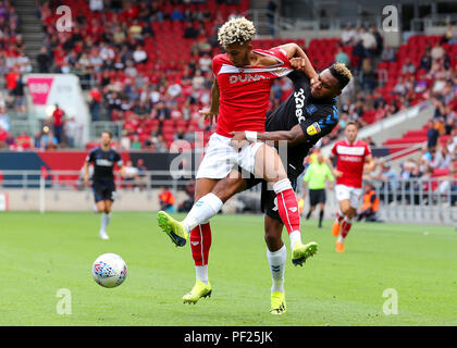 La Britt Assombalonga Middlesbrough (droite) et Bristol City's Lloyd Kelly clash pendant le match de championnat à Sky Bet Ashton Gate, Bristol. Banque D'Images