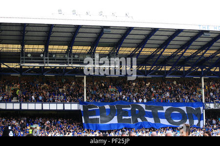 Everton fans hold up une bannière dans les peuplements au cours de la Premier League match à Goodison Park, Liverpool. Banque D'Images