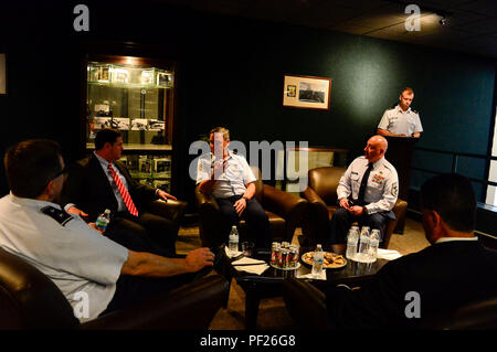 Le lieutenant-général Chris Nowland, 12th Air Force (Force aérienne) du Sud, commandant en chef et le sergent-chef. Jose Barraza, 12ème AF (AFSOUTH) Chef, bref Gov. Doug Ducey le 12 AF (AFSOUTH) mission au cours de sa visite à la base aérienne Davis-Monthan AFB, en Arizona, le 29 février, 2016. Ducey a visité la base aérienne Davis-Monthan AFB pour une orientation vers les différentes unités et les capacités affectées à cet endroit. (U.S. Air Force photo de Tech. Le Sgt. Heather R. Redman/libérés) Banque D'Images