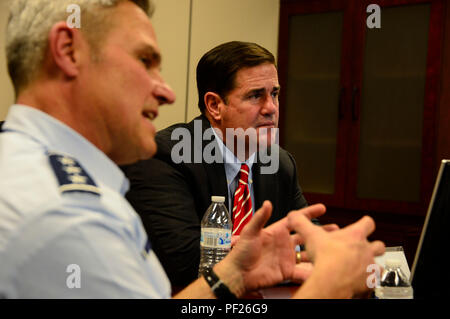 Le lieutenant-général Chris Nowland, 12th Air Force (Forces de l'air, commandant du Sud) mémoires Gov. Doug Ducey, sur les capacités des aéronefs pilotés à distance lors de sa visite à la base aérienne Davis-Monthan AFB, en Arizona, le 29 février, 2016. Ducey a visité la base aérienne Davis-Monthan AFB pour une orientation vers les différentes unités et les capacités affectées à cet endroit. (U.S. Air Force photo de Tech. Le Sgt. Heather R. Redman/libérés) Banque D'Images