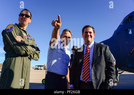 Le colonel James Meger, 355e Escadre de chasse, et le lieutenant général commandant Chris Nowland, 12e Air Force (Force aérienne), commandant du Sud montrent Gov. Doug Ducey la portée de la ligne de vol lors de sa visite à la base aérienne Davis-Monthan AFB, en Arizona, le 29 février, 2016. Ducey a visité la base aérienne Davis-Monthan AFB pour une orientation des diverses unités et capacités attribué là. (U.S. Air Force photo de Tech. Le Sgt. Heather R. Redman/libérés) Banque D'Images