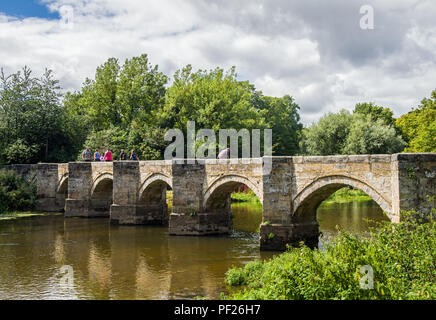 Pont d'Essex, un sentier pédestre et à cheval pont construit au 16ème siècle, traversée par le fleuve Trent près de Shugborough Estate. Banque D'Images