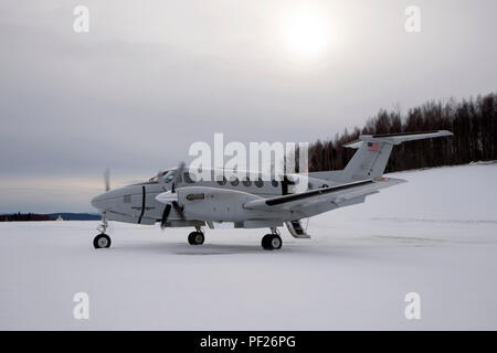 Un C-12F Huron attribué à la 517e Escadron de transport aérien de passagers attend d'arriver avant le décollage à Tatalina Air Force Station près de McGrath, Alaska, le 23 février 2016. Tatalina est un site de radar à longue portée et reste actif dans le cadre de l'Alaska North American Aerospace Defense Command Région. (U.S. Photo de l'Armée de l'air par le sergent. Sheila deVera) Banque D'Images