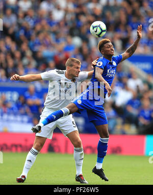 Ryan Bennett des Wolverhampton Wanderers (à gauche) et Leicester City's Demarai Gray (à droite) bataille pour la balle au cours de la Premier League match à la King Power Stadium, Leicester. Banque D'Images
