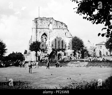 Château de Knaresborough boules à jouer dans les années 30 Banque D'Images