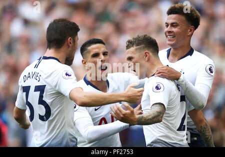 Tottenham Hotspur est Kieran Trippier (centre) célèbre marquant son deuxième but de côtés du jeu avec ses coéquipiers au cours de la Premier League match au stade de Wembley, Londres. Banque D'Images