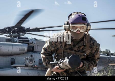 Les Marines américains et les marins à partir de la 2e escadre aérienne maritime et de ravitaillement en armement de l'avant conduite (FARP) opérations tout en participant à l'opération 22-28 février réponse enthousiaste. Réponse enthousiaste de la taille d'un bataillon est insertion tactique et un exercice avec des unités de la 2ème aile d'avion Marine de MCAS Cherry Point, N.C. et 2e Division de marines de Marine Corps Base Camp Lejeune, N.C. L'exercice a été mené à Fort Stewart, GA, US Marine Corps (photo par le Sgt. Jarrod R. Rayner USMC/libérés) Banque D'Images