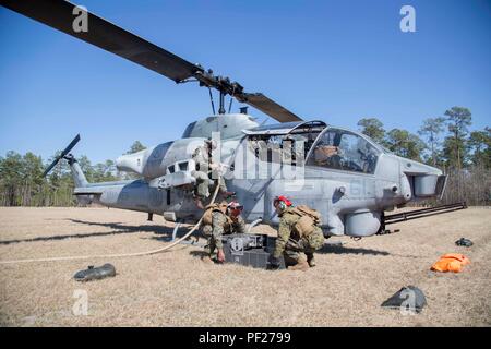 Les Marines américains et les marins à partir de la 2e escadre aérienne maritime et de ravitaillement en armement de l'avant conduite (FARP) opérations tout en participant à l'opération 22-28 février réponse enthousiaste. Réponse enthousiaste de la taille d'un bataillon est insertion tactique et un exercice avec des unités de la 2ème aile d'avion Marine de MCAS Cherry Point, N.C. et 2e Division de marines de Marine Corps Base Camp Lejeune, N.C. L'exercice a été mené à Fort Stewart, GA, US Marine Corps (photo par le Sgt. Jarrod R. Rayner USMC/libérés) Banque D'Images